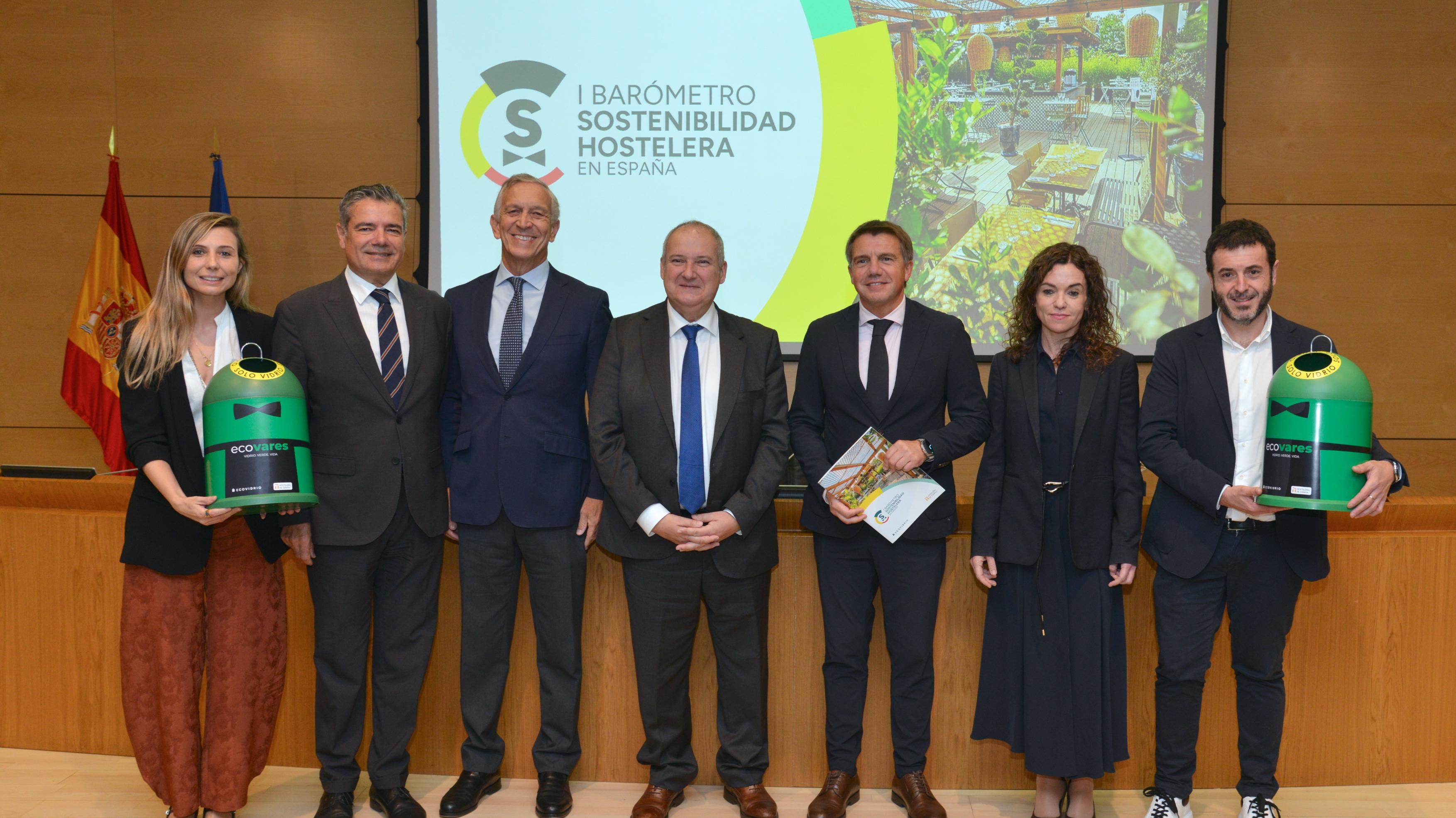En la imagen, de izquierda a derecha: Beatriz Egido, directora de Comunicación y Sostenibilidad de Ecovidrio; Emilio Gallego, secretario general de Hostelería de España; José Manuel Núñez-Lagos, Director General de Ecovidrio; Jordi Hereu, ministro de Industria y Turismo; José Luis Alvarez, presidente de Hostelería de España; Rosario Sánchez Garau, secretaria de Estado de Turismo y el cocinero Ricard Camarena
